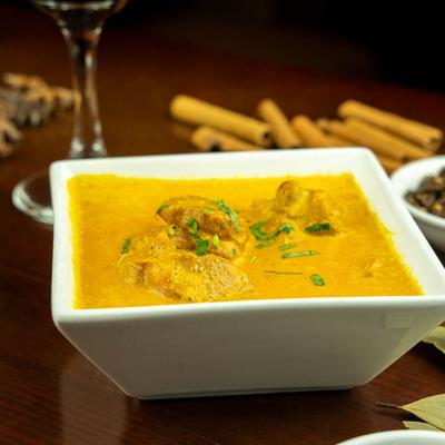 Chicken cooked in rich brown cashew nut and saffron gravy.