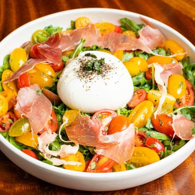 Burrata and prosciutto salad