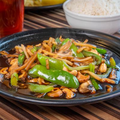 Stir-fried vegetables and cashews in a dark savory sauce.