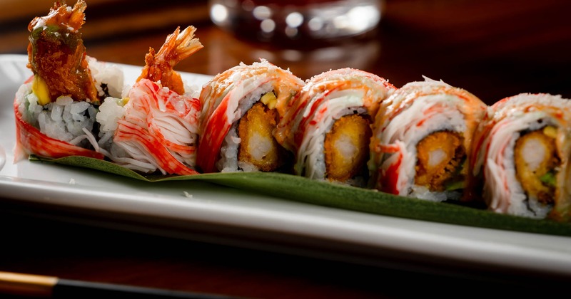 Crunchy crab roll, cocktails