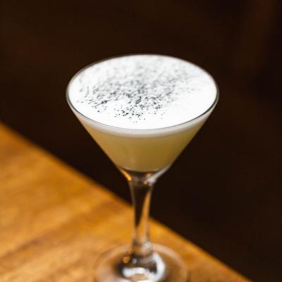 Cacio e pepe cocktail drink.