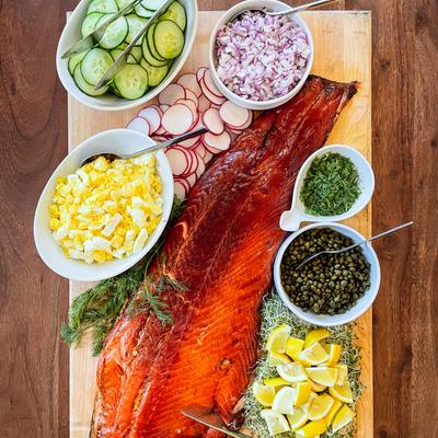 Smoked salmon with vegetables on the side