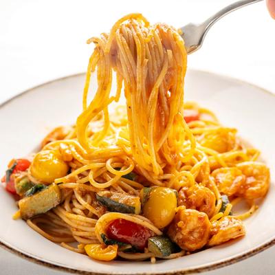 spaghetti con gamberi e zucchine pomodoro.