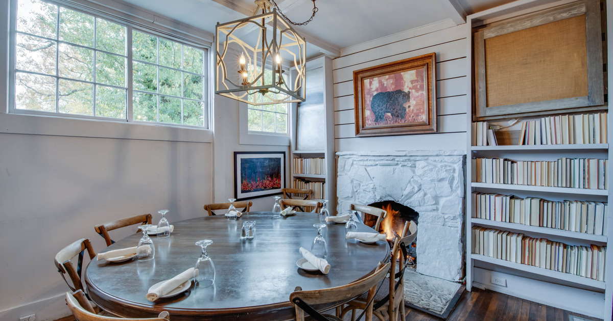 Round table ready for guests