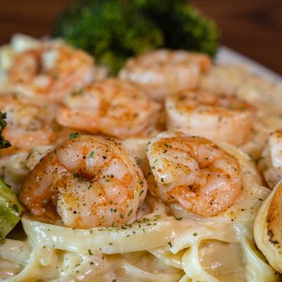 Shrimp Alfredo with broccoli and crostini bread