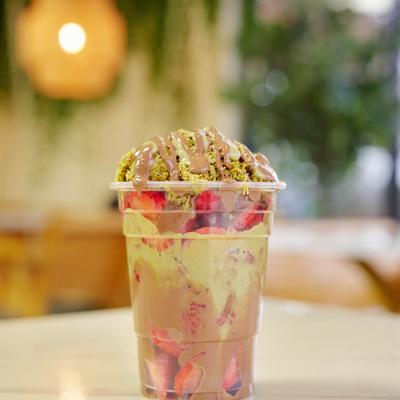 Dubai Chocolate Strawberry Cup.