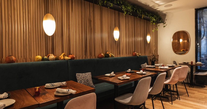 Dining area, banquette seating