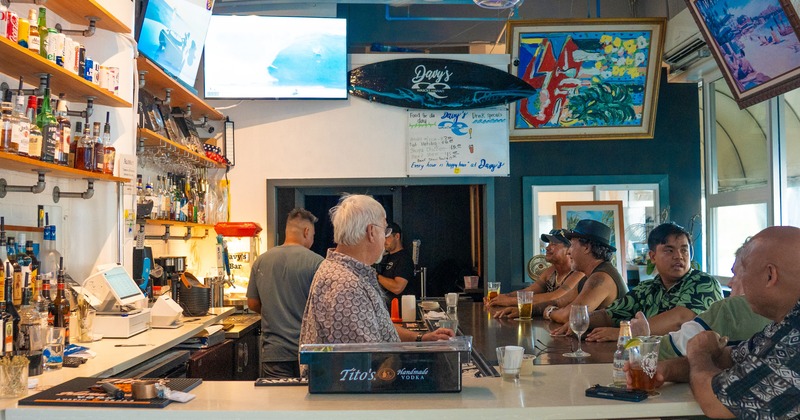 Bar, drinck rack, screen above