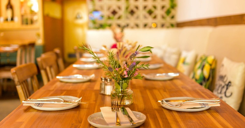 Diner table with plates and decoration