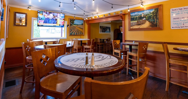 Round  table, booths