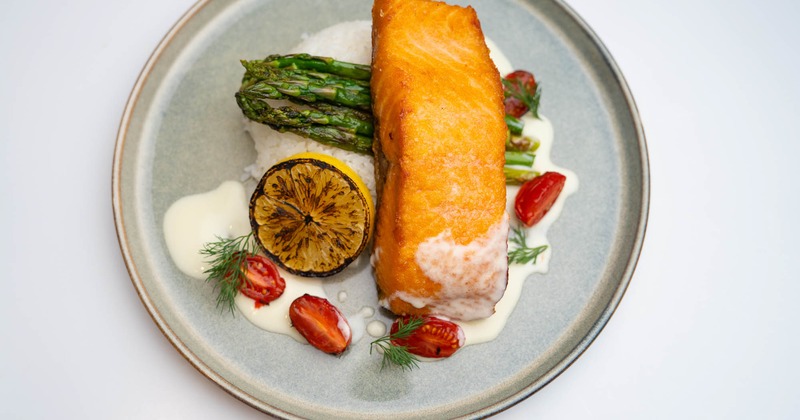 Fish filet with asparagus and grilled lemon