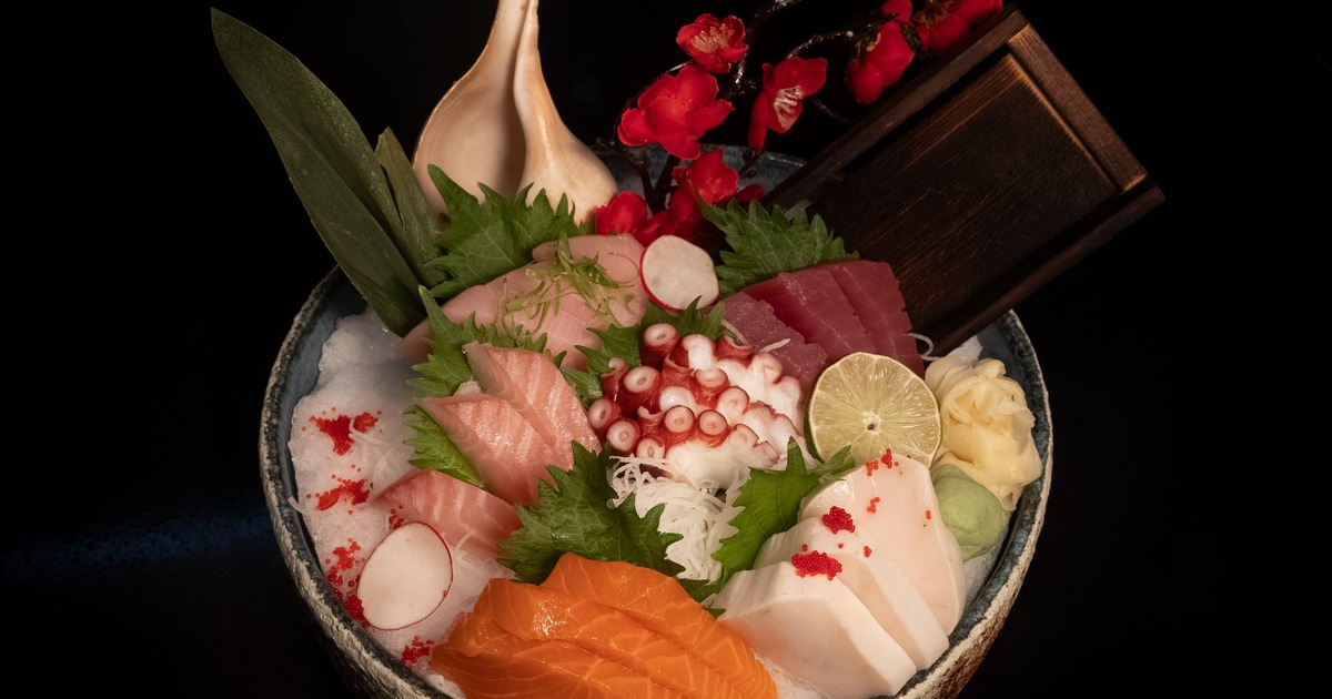 Sahimi deluxe platter with variery of raw fish served over ice