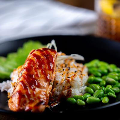 Grilled fish and green vegetables