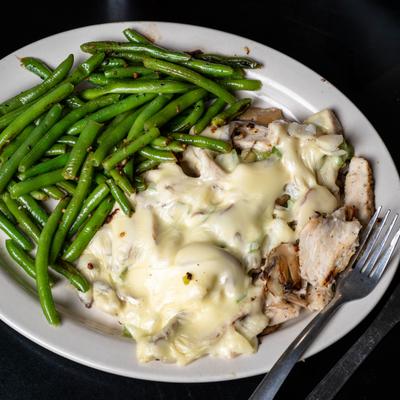 Grilled chicken with creamy sauce and green beans.