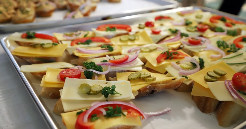 Kanapees, little pieces of bread with sliced cheese