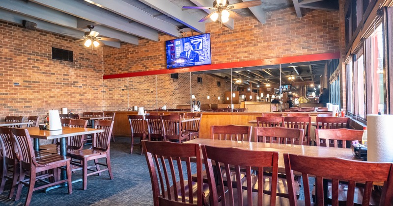 Dining area, wall with mirrors and TV