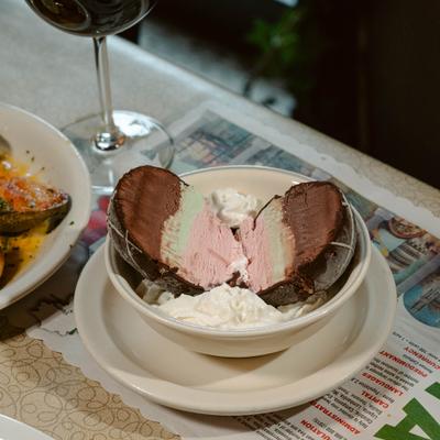Spumoni bomba dessert.
