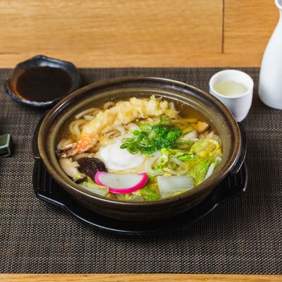 Nabeyaki noodle soup served, accompanied with sake and sauce.