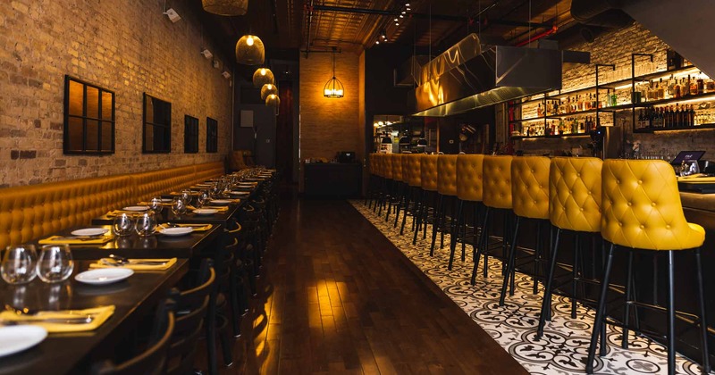 Dinin and bar area, the passage between