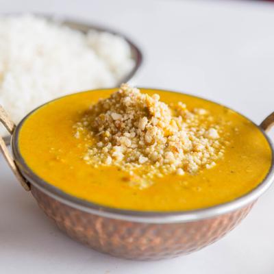 Boneless chicken cooked with cashews and raisins with a touch of cream.