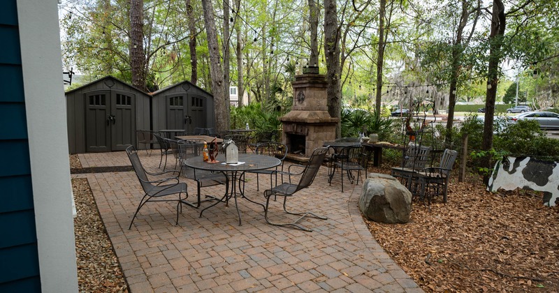 Exterior seating space