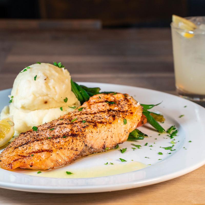 Salmone Alla Griglia Con Erbette photo