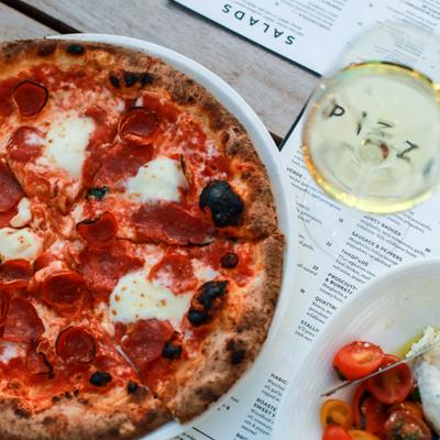 Margherita pizza and white wine