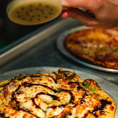 Smoked chicken and bacon pizza