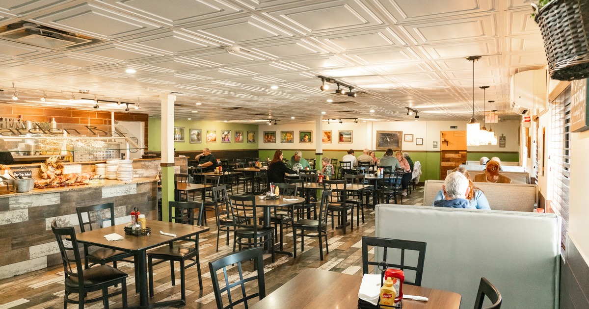 Interior space, dining area with guests