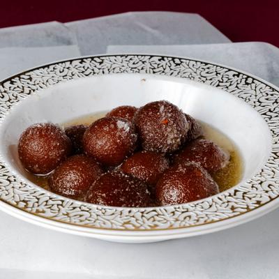 Dry milk balls with honey syrup.