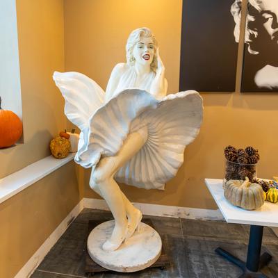 Marilyn Monroe statue.
