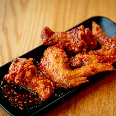 Served wings on the plate.