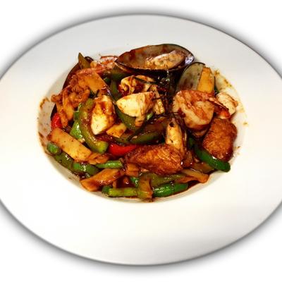 Seafood, green bean, bell pepper, bamboo shoots, and basil stir fried in red curry paste.