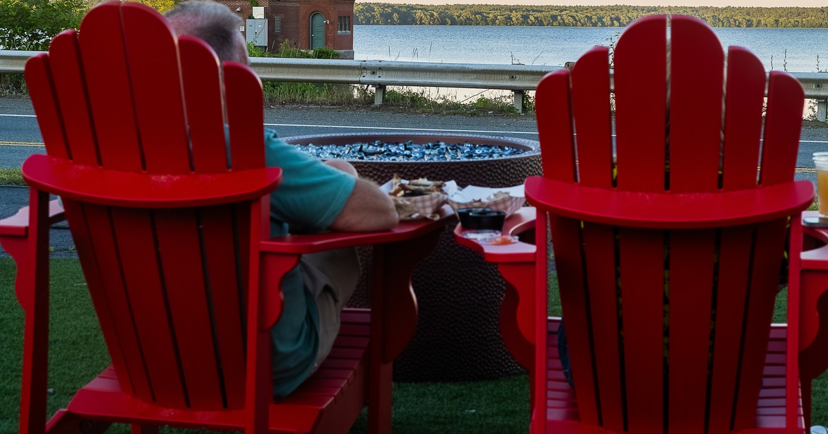 Exterior, patio, armchairs, with look to the water