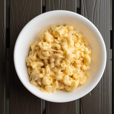 Bowl of creamy macaroni and cheese, overhead view.