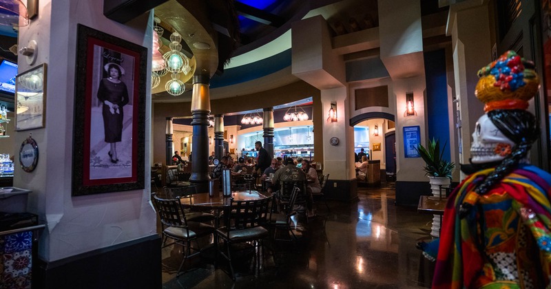 Dining area, various decorations