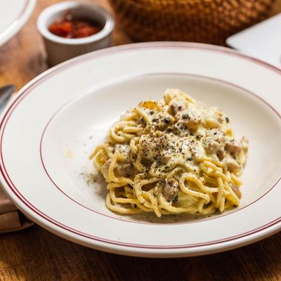 Spaghetti in pecorino cheese and whole black peppercorns.