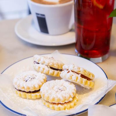 Powdered sandwich cookies.