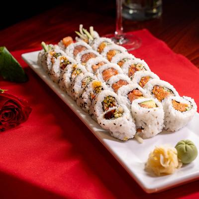 Hosomaki combo on the plate.