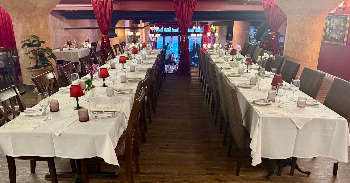 Long banquet tables set for a celebration dinner in the Private Mezzanine at Il Sogno Italiano.