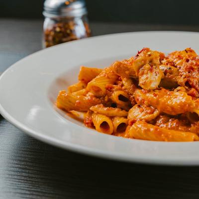 chicken rigatoni close up.