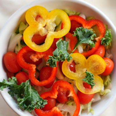 Salad with bell pepper, tomato, cherry tomatoes, lettuce and kale.