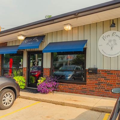 The parking outside of the restaurant.