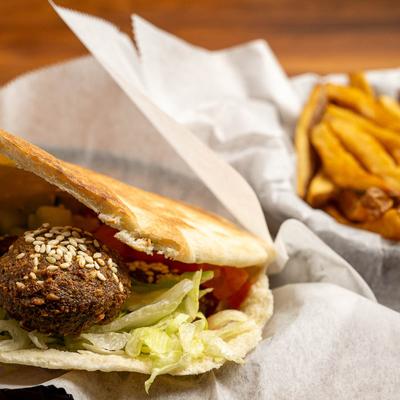 Falafel sandwich vegetarian.
