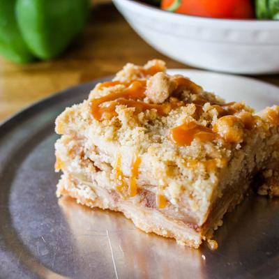 Caramel apple crumble bar dessert