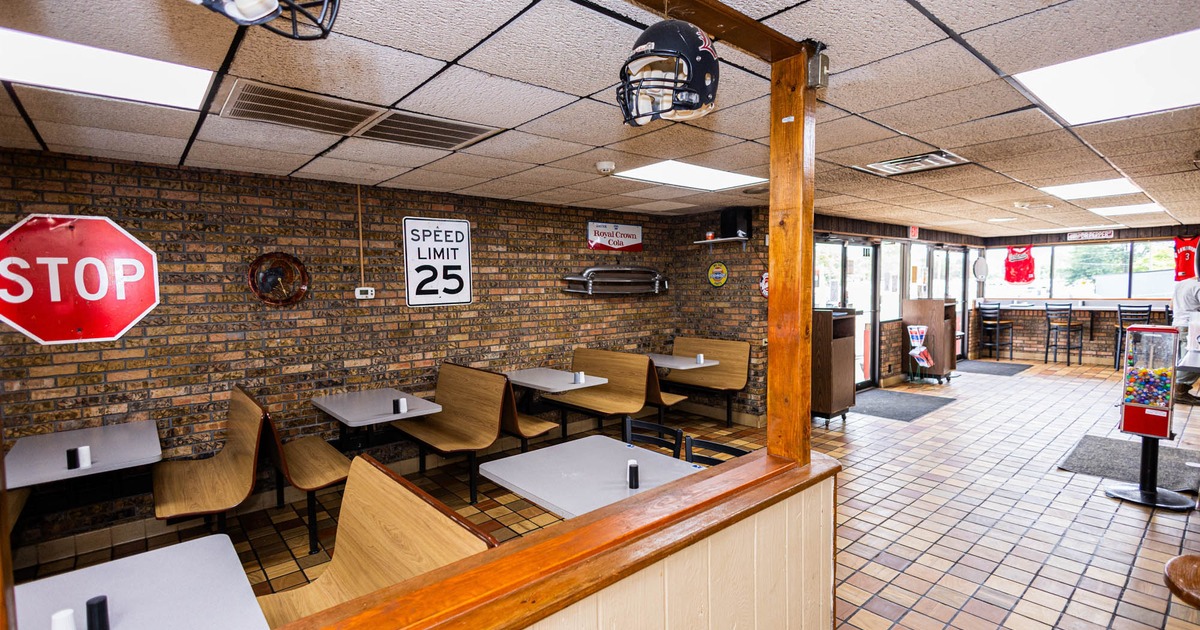 Interior, seating area with a look at the entrance