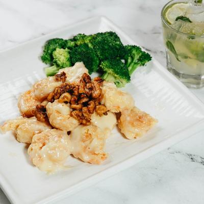 Shrimp with broccoli and walnut.