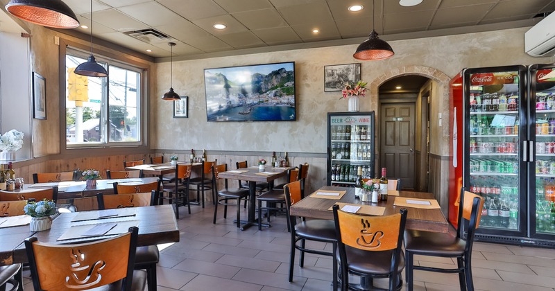 Diner area, wide view