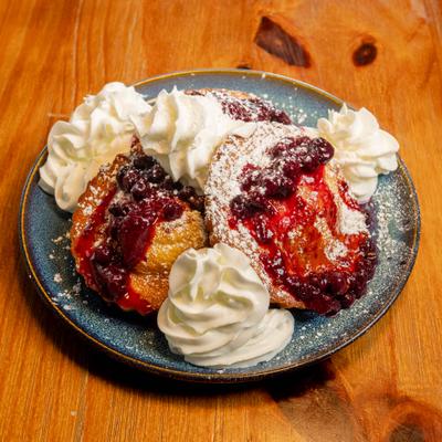 Pancakes with cream.