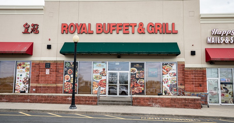 Exterior, front view to restaurant, entrance, siggn above
